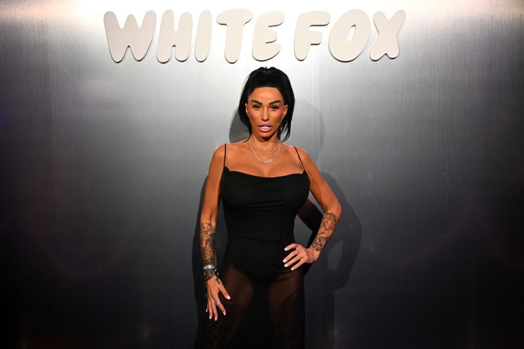 Katie Price îmbrăcată într-o ținută neagră sexy, cu detalii transparente
