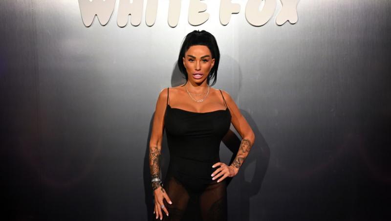 Katie Price îmbrăcată într-o ținută neagră sexy, cu detalii transparente