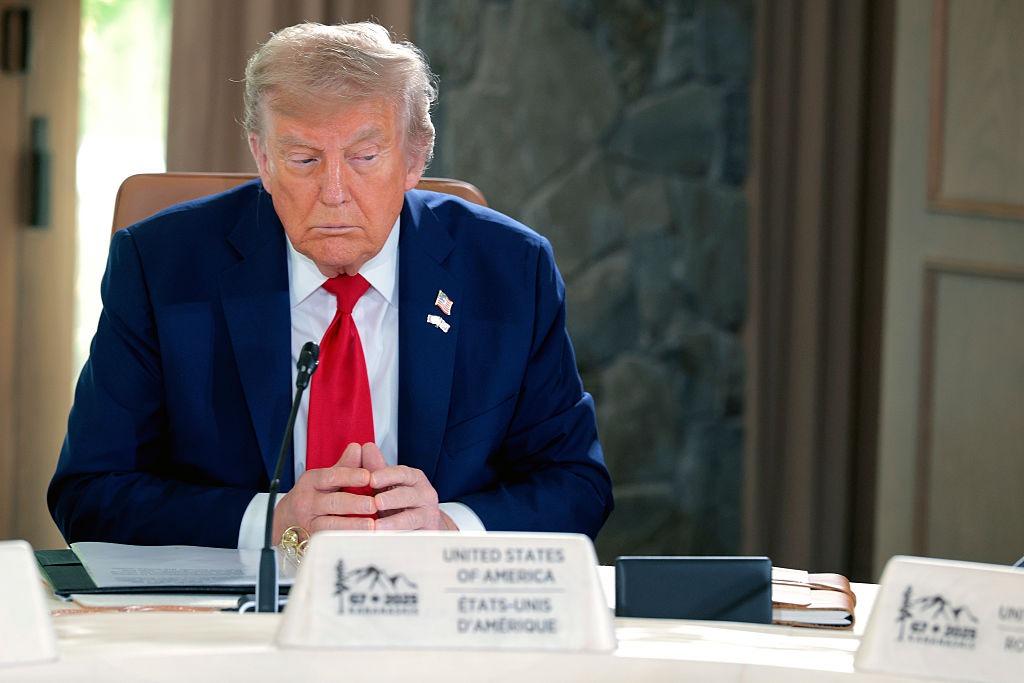 Donald Trump ascunde niște semne misterioase pe mână. Ce au surprins paparazzii când au dat zoom