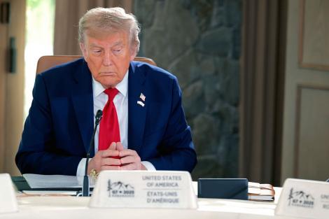 Donald Trump ascunde niște semne misterioase pe mână. Ce au surprins paparazzii când au dat zoom