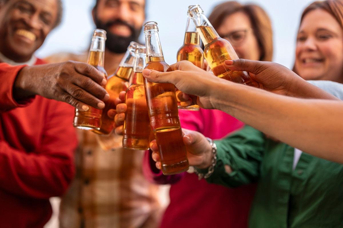 Experții avertizează să nu bei bere la sticlă. La ce risc te expui dacă o faci