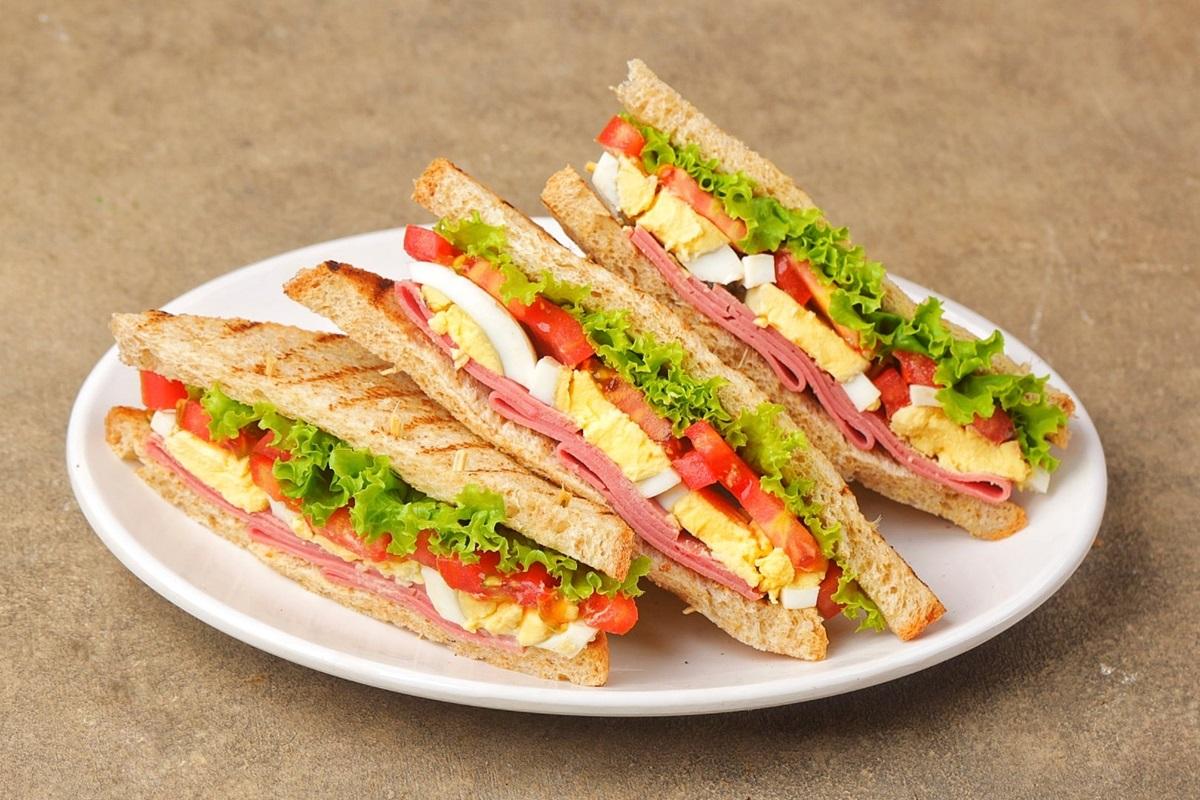 Ingredientul pe care nu trebuie să îl pui vreodată într-un sandwich, potrivit experților. De ce ar fi greșit