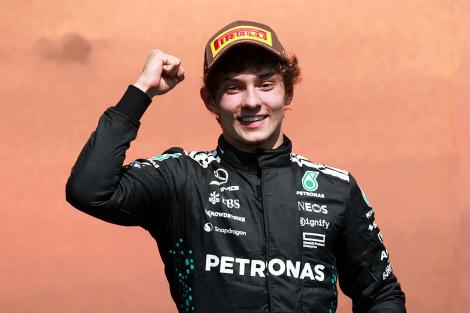 Andrea Kimi Antonelli și-a făcut mama mândră. Cum s-a pozat pilotul Mercedes după terminarea examenelor