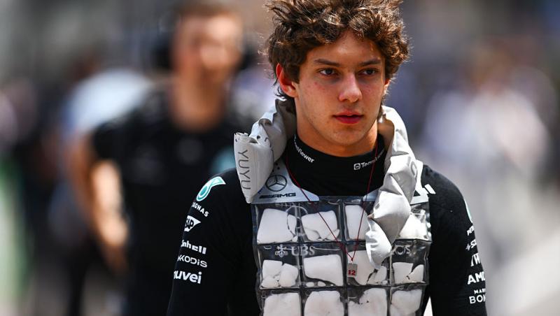 Andrea Kimi Antonelli și-a făcut mama mândră. Cum s-a pozat pilotul Mercedes după terminarea examenelor