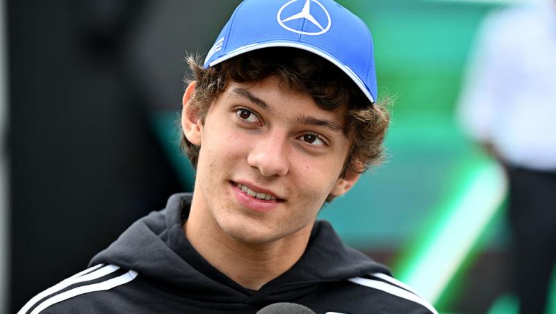 Andrea Kimi Antonelli și-a făcut mama mândră. Cum s-a pozat pilotul Mercedes după terminarea examenelor