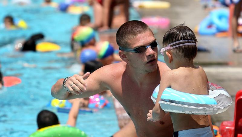 Cât costă să te distrezi în parcurile acvatice din București. Prețurile îi ard pe români la buzunare