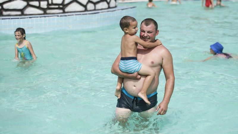 Cât costă să te distrezi în parcurile acvatice din București. Prețurile îi ard pe români la buzunare