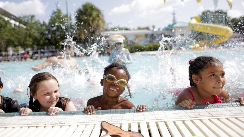 Cât costă să te distrezi în parcurile acvatice din București. Prețurile îi ard pe români la buzunare
