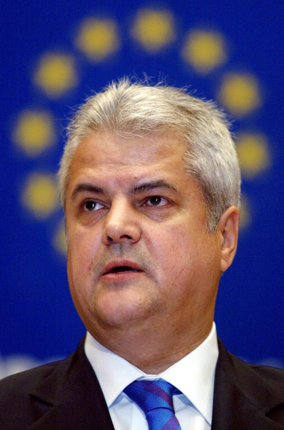 Adrian Năstase îmbrăcat cu un costum negru și o cravată albastră