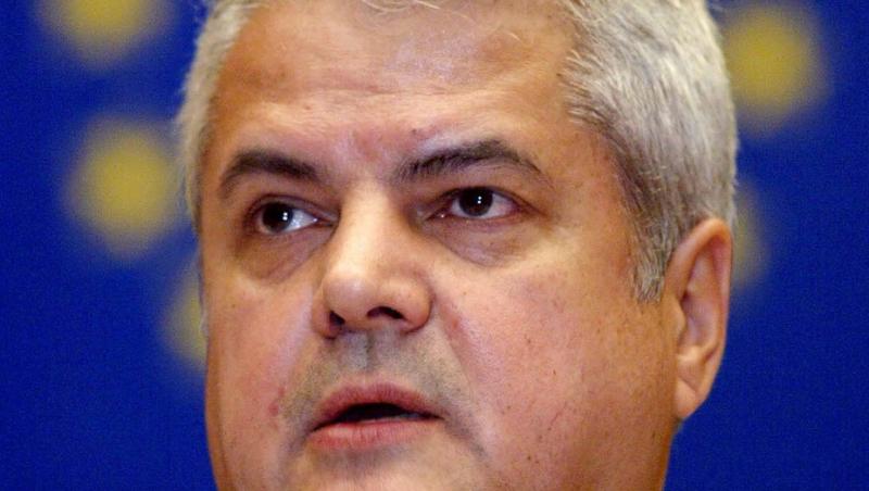 Adrian Năstase îmbrăcat cu un costum negru și o cravată albastră