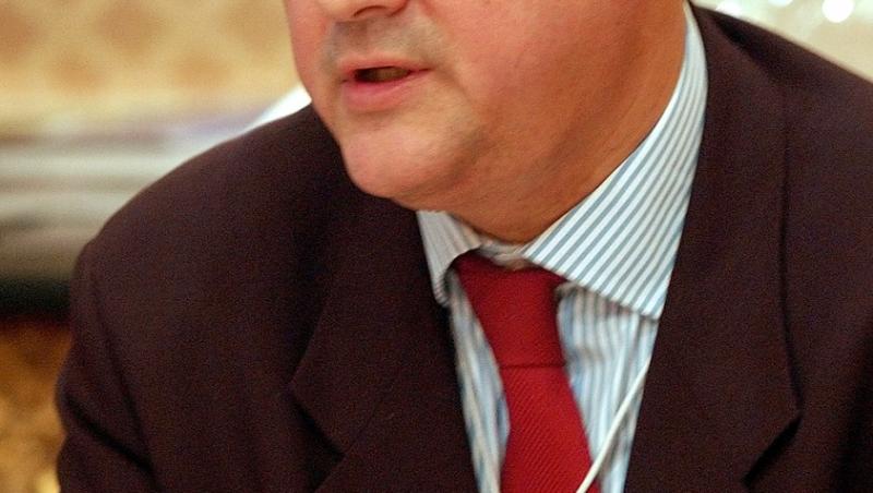 Adrian Năstase îmbrăcat cu un costum negru, purtând o conversație