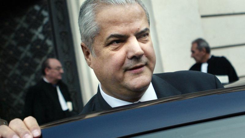 Adrian Năstase îmbrăcat cu un costum negru, coborând dintr-o mașină