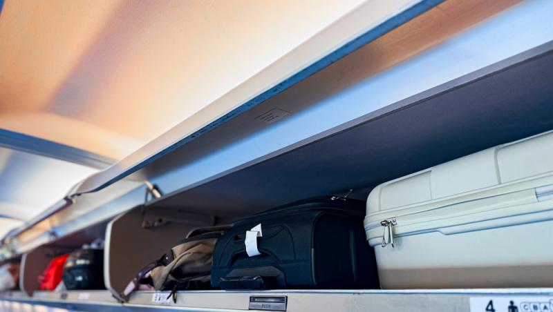 Parlamentarii de la Bruxelles vor ca taxa pe bagajul de cabină să fie eliminată în UE. Ce spun reprezentanții companiilor aeriene