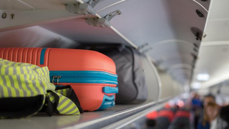 Bagaj de mână pe raftul de sus deasupra capului în avion