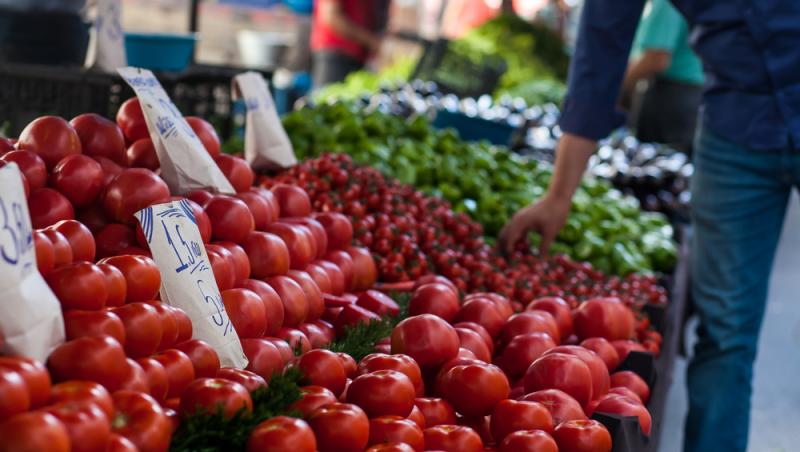 Roșii românești pline de pesticide. O singură probă din 9 piețe a trecut testul analizelor de laborator