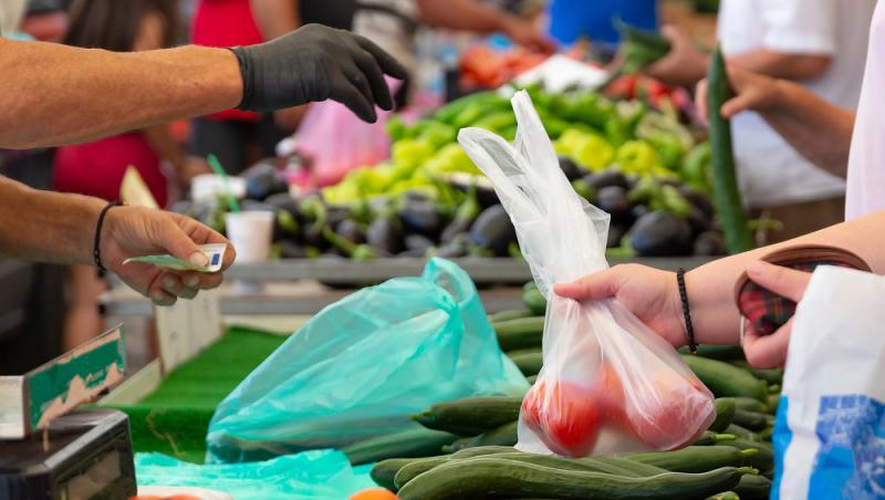 Roșii românești pline de pesticide. O singură probă din 9 piețe a trecut testul analizelor de laborator