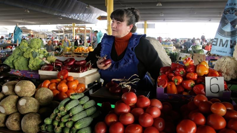 Roșii românești pline de pesticide. O singură probă din 9 piețe a trecut testul analizelor de laborator