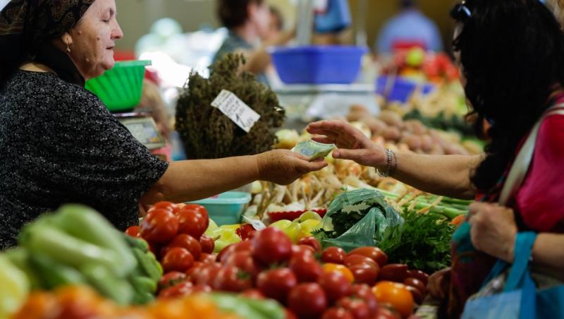 Roșii românești pline de pesticide. O singură probă din 9 piețe a trecut testul analizelor de laborator