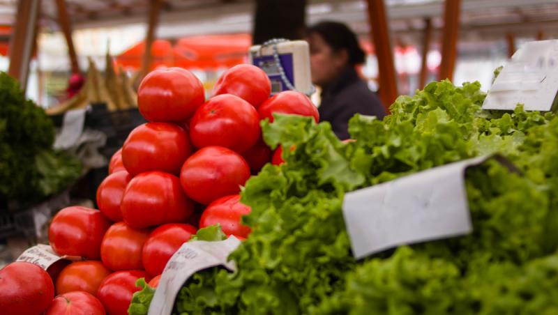 Roșii românești pline de pesticide. O singură probă din 9 piețe a trecut testul analizelor de laborator