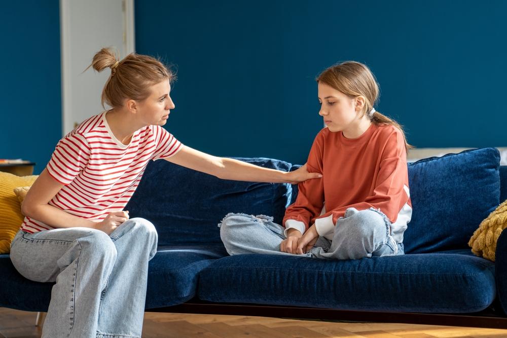 Copilul tău are un prieten care îl influențează negativ? Cum îți dai seama