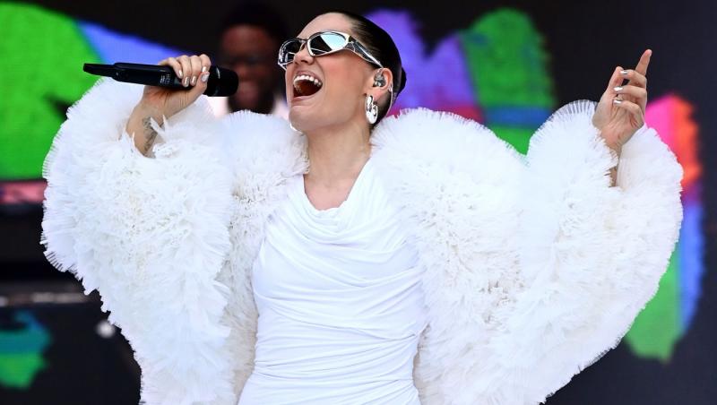 Jessie J a învins cancerul la sân după mastectomie: „A dispărut tot!”. Cum s-a filmat pe patul de spital