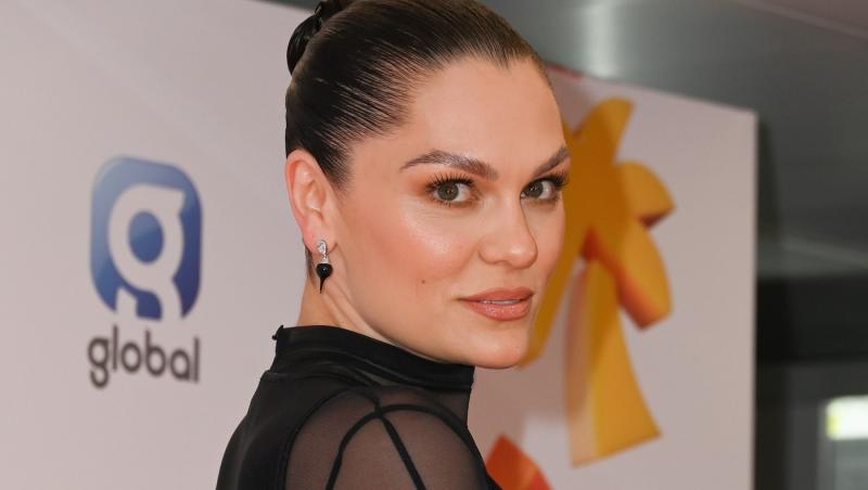 Jessie J a învins cancerul la sân după mastectomie: „A dispărut tot!”. Cum s-a filmat pe patul de spital