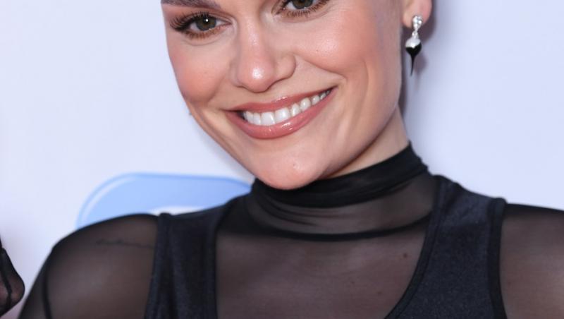 Jessie J a învins cancerul la sân după mastectomie: „A dispărut tot!”. Cum s-a filmat pe patul de spital