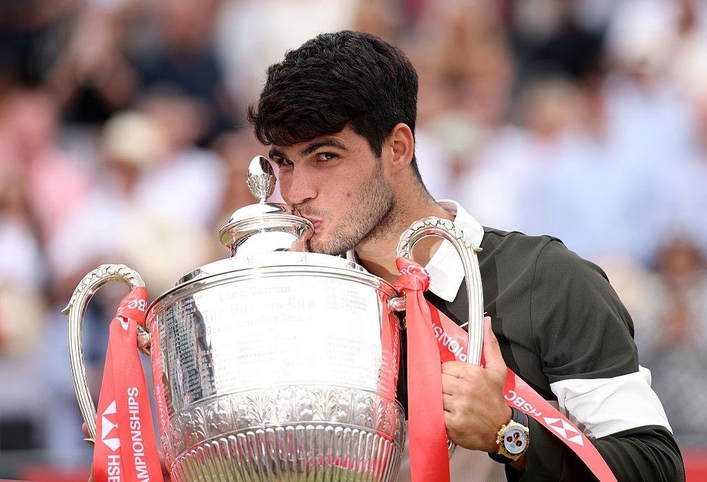 Carlos Alcaraz sărutând un trofeu