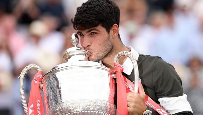 Carlos Alcaraz sărutând un trofeu