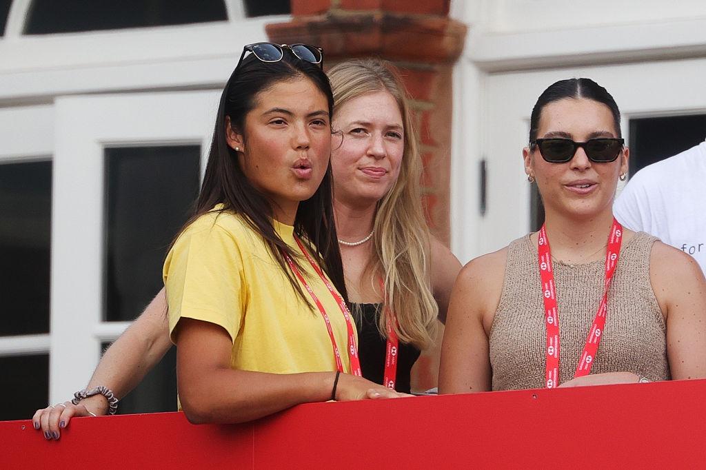 Emma Răducanu alături de alte două femei