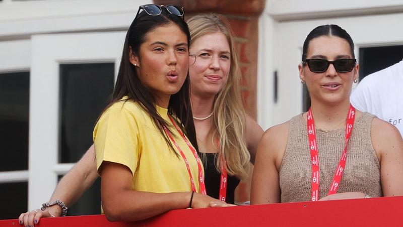 Emma Răducanu alături de alte două femei