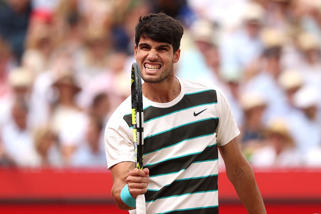 Carlos Alcaraz bucurându-se pe terenul de tenis