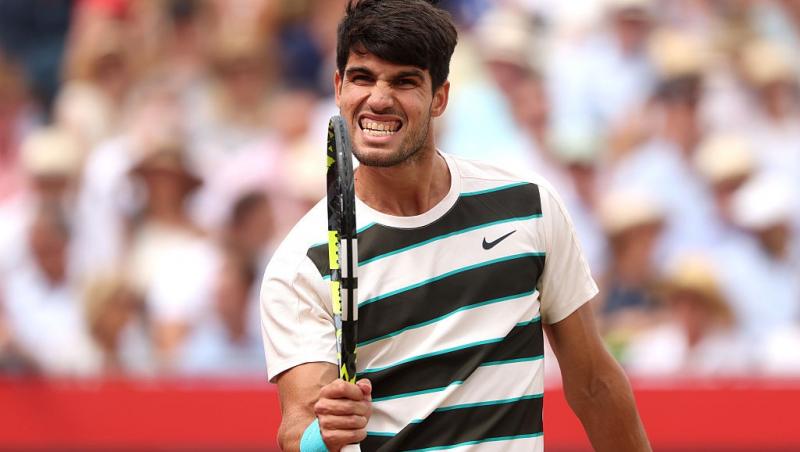 Carlos Alcaraz bucurându-se pe terenul de tenis