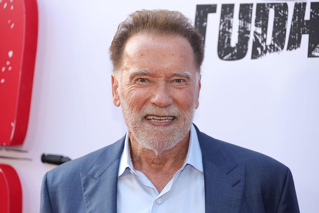 Arnold Schwarzenegger îmbrăcat cu un costum bleumarin