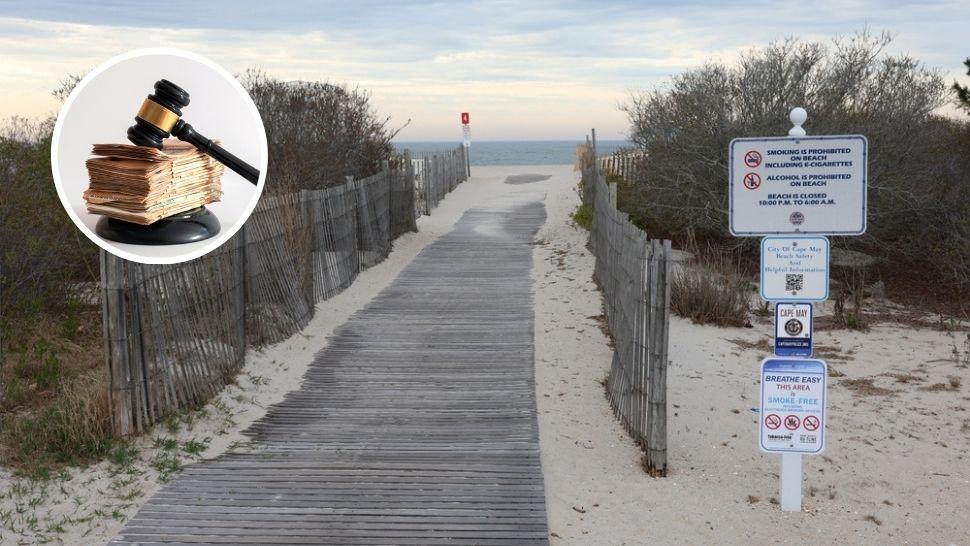 colaj reguli scrise la intrarea pe plajă și un ciocănel de judecător peste un teanc de bani