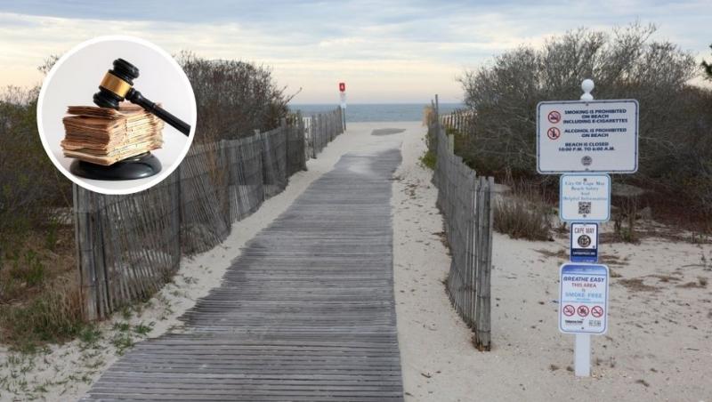 colaj reguli scrise la intrarea pe plajă și un ciocănel de judecător peste un teanc de bani