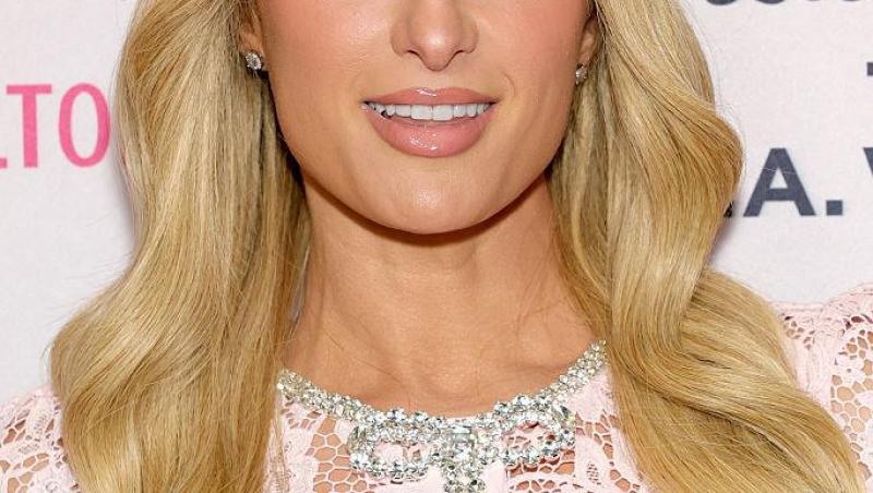 VIDEO | Paris Hilton a aterizat pe aeroportul din Craiova, alături de fiul ei. Va urca mâine seară pe scena Festivalului IntenCity