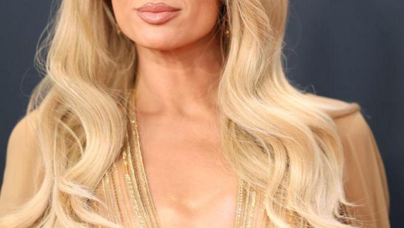 VIDEO | Paris Hilton a aterizat pe aeroportul din Craiova, alături de fiul ei. Va urca mâine seară pe scena Festivalului IntenCity