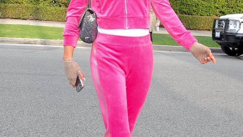 VIDEO | Paris Hilton a aterizat pe aeroportul din Craiova, alături de fiul ei. Va urca mâine seară pe scena Festivalului IntenCity