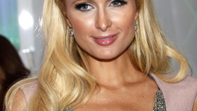 VIDEO | Paris Hilton a aterizat pe aeroportul din Craiova, alături de fiul ei. Va urca mâine seară pe scena Festivalului IntenCity