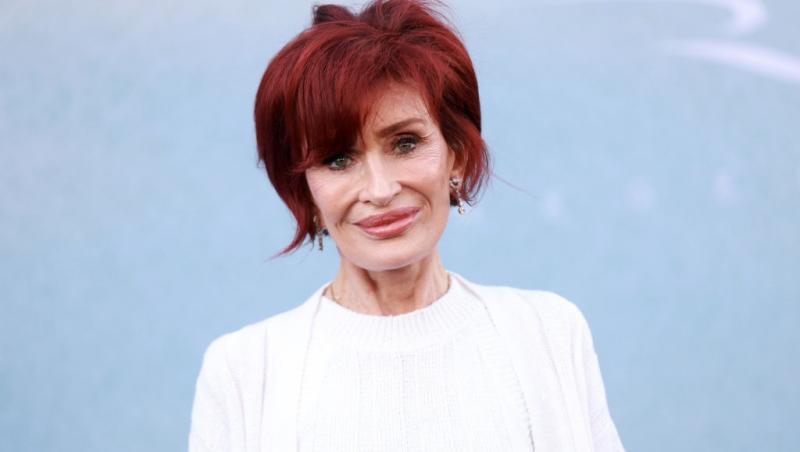 Sharon Osbourne îmbrăcată într-o ținută albă, elegantă