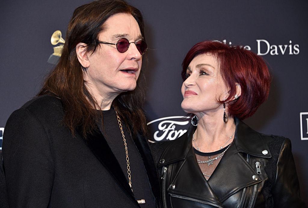 Sharon Osbourne alături de Ozzy Osbourne, ambii îmbrăcați în negru