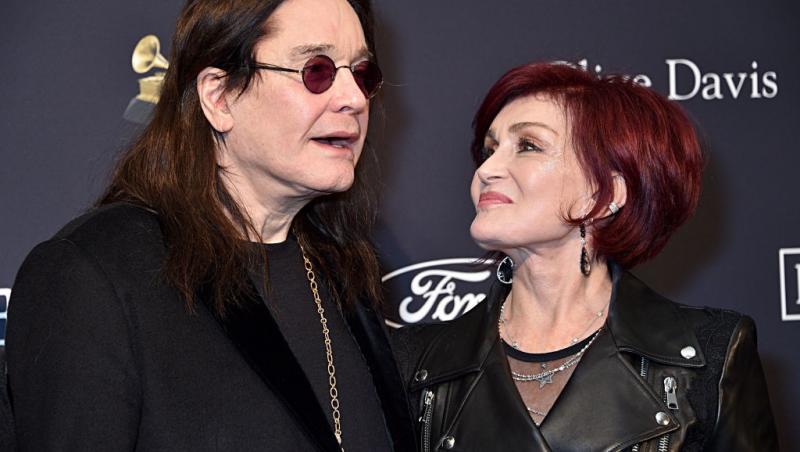 Sharon Osbourne alături de Ozzy Osbourne, ambii îmbrăcați în negru