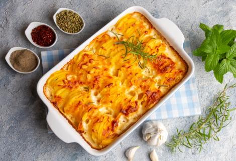 Cartofi la cuptor cu brânză. Rețeta de garnitură simplă și gustoasă