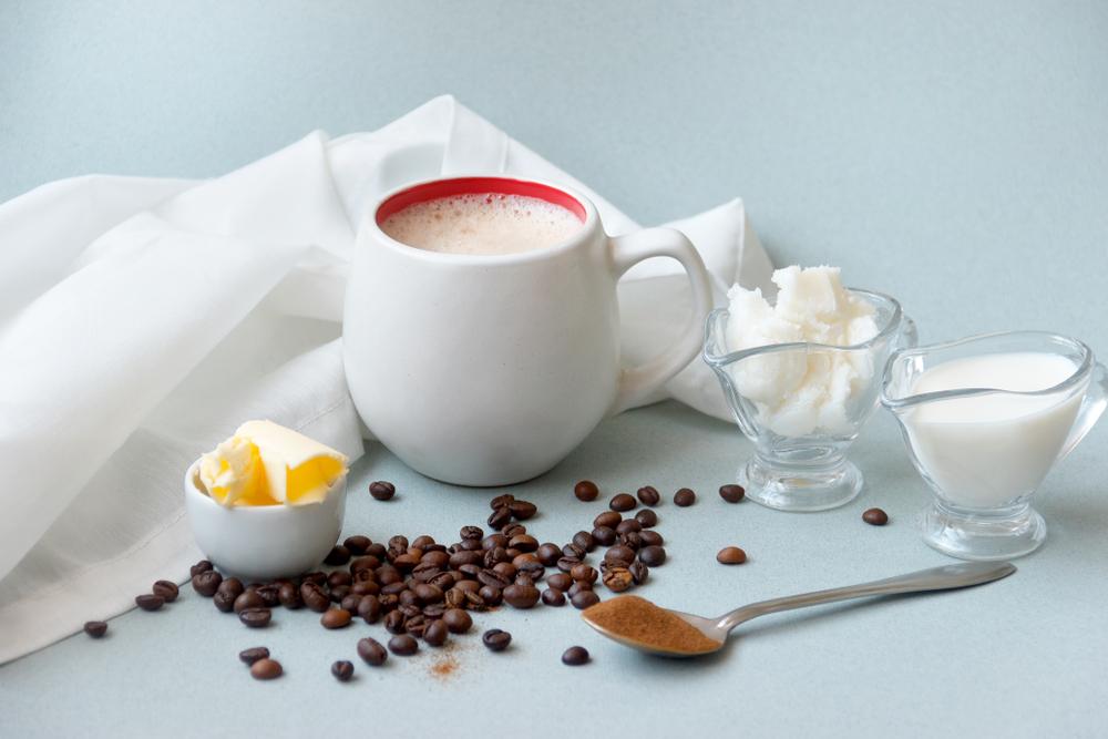 Cafea cu unt. Ce beneficii are și cât de sănătoasă este dacă o consumi zilnic