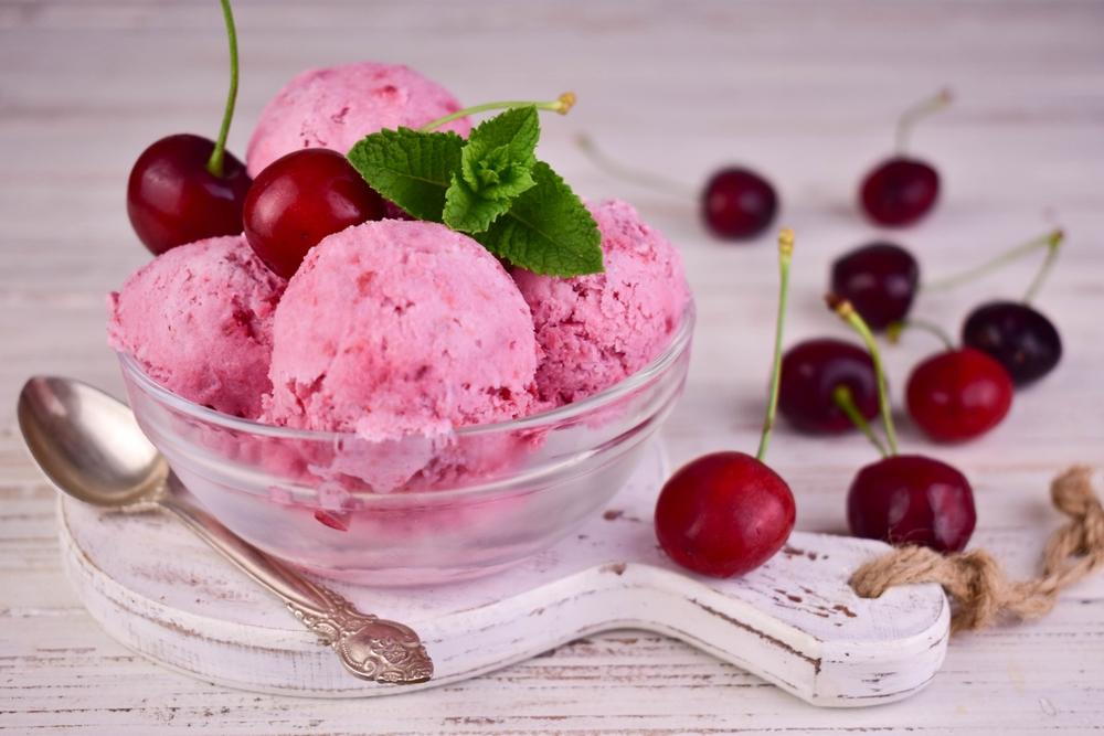 Înghețată de casă cu cireșe. Pașii simpli pentru un desert ideal de vară
