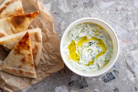 Rețetă de tzatziki cu iaurt. Pașii simpli pentru un sos delicios