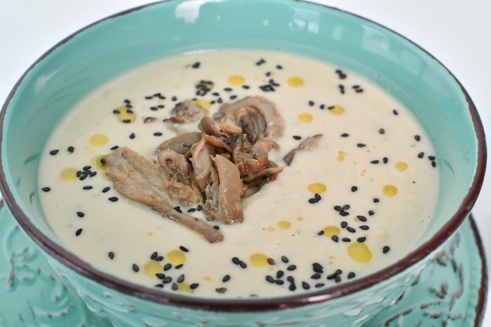 Ciorba de burtă falsă de pleurotus într-un bol albastru