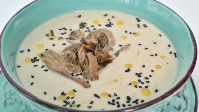 Ciorba de burtă falsă de pleurotus într-un bol albastru