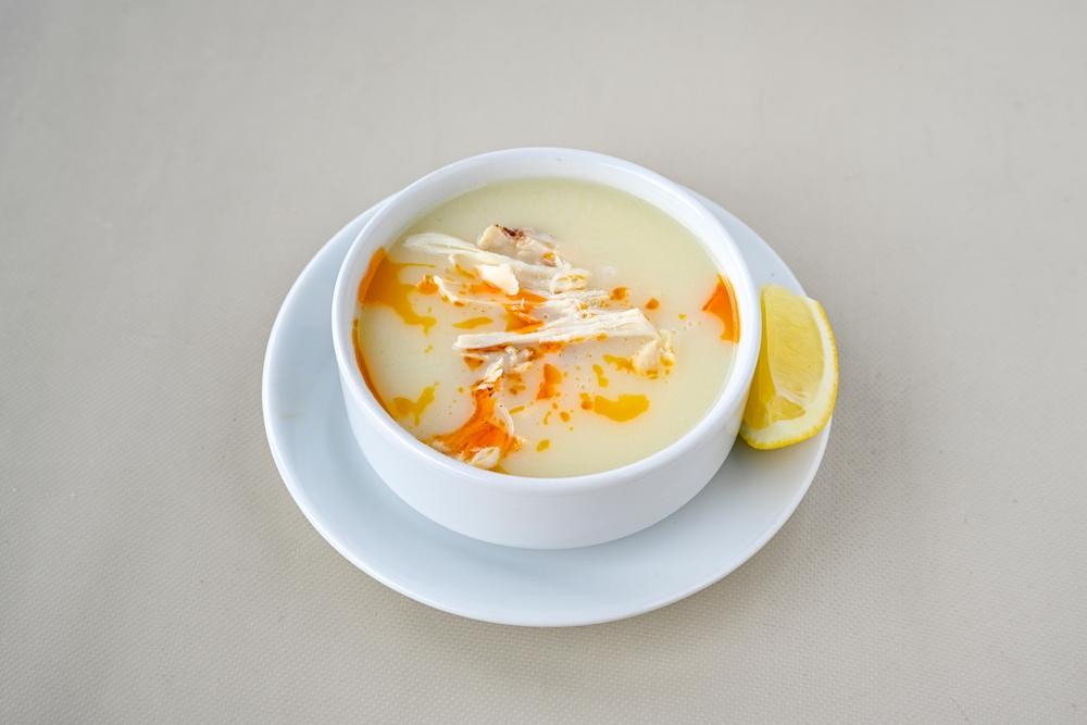 Ciorba de burtă falsă de pui într-un bol alb